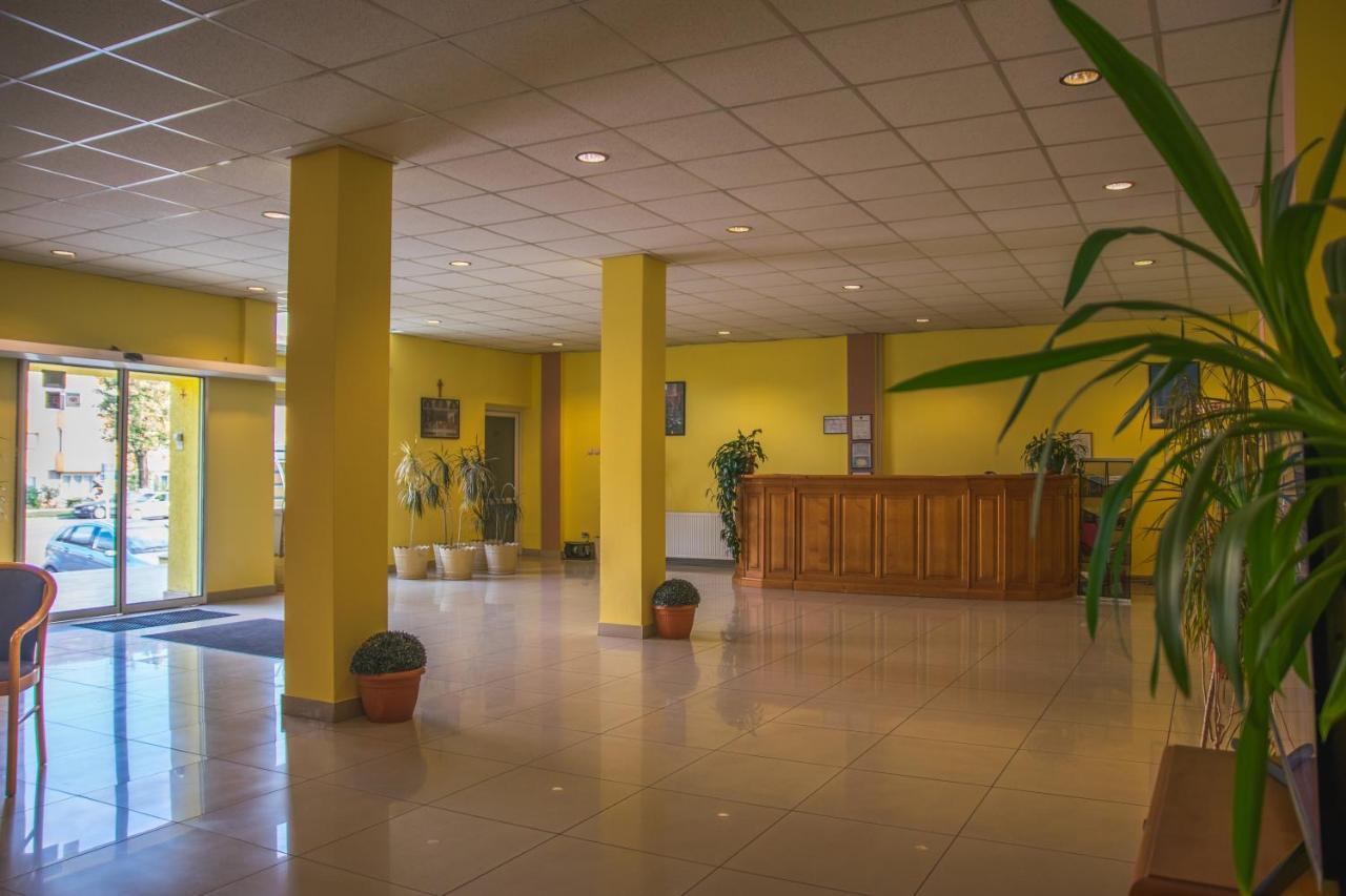 Hotel Maier ฮูเนโดอารา ภายนอก รูปภาพ